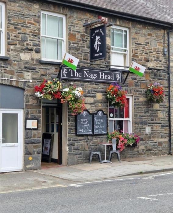 Nags Head Pub 호텔 람피터 외부 사진