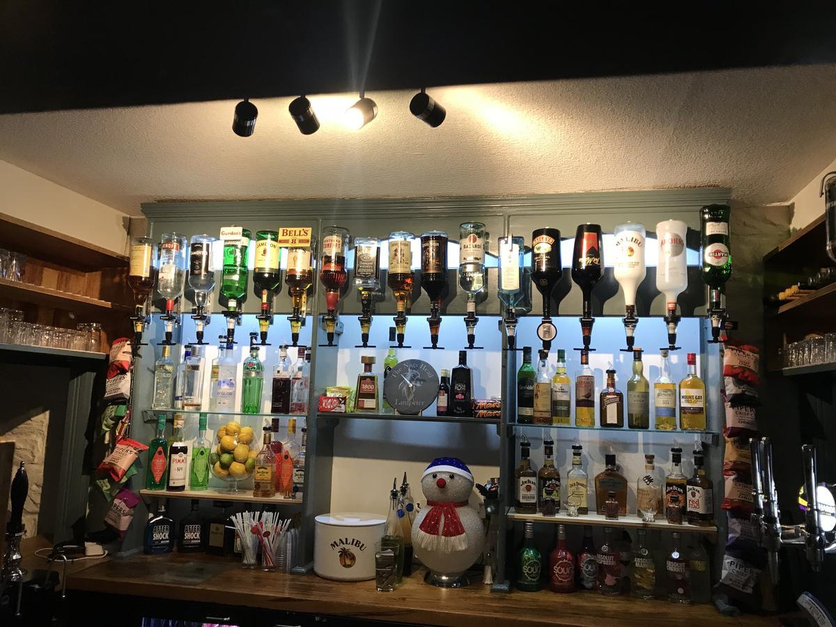 Nags Head Pub 호텔 람피터 외부 사진